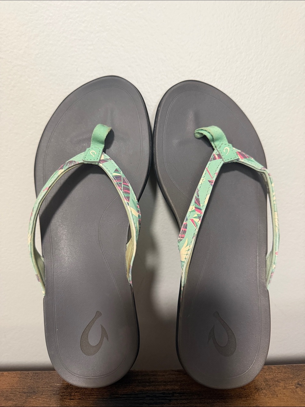 OluKai Mint Green Patterned Flip Flops Women’s Size 6